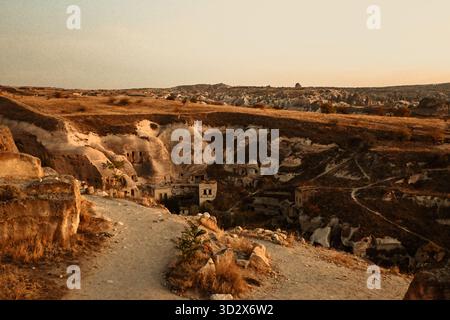 Formazioni rocciose vulcaniche e Cave Houses in Cappadocia, Turchia Foto Stock