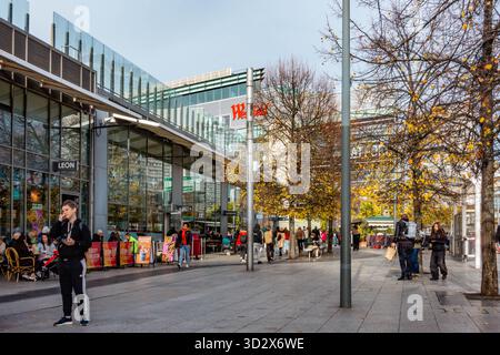 Centro commerciale Westfield a White City, Shepherds Bush, Londra piena di gente Foto Stock