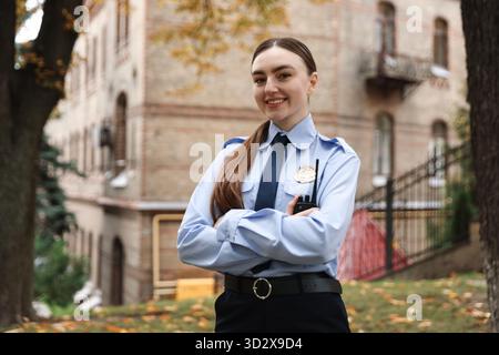 Ritratto di un poliziotto sorridente sulla strada cittadina Foto Stock