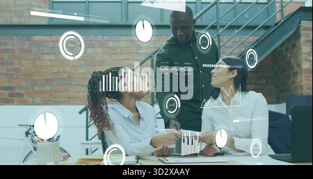 Collaborazione con tre professionisti dell'ufficio che analizzano i report nello spazio dell'ufficio, con grafici mobili Foto Stock