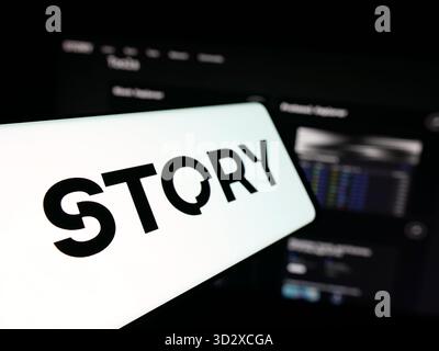 Stoccarda, Germania - 10-25-2025: Smartphone con logo dell'azienda blockchain IP Story Protocol sullo schermo davanti al sito Web. Foto Stock