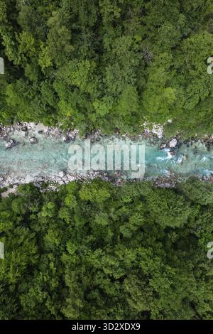 Fiume Soca nella valle di Soca, Slovenia. Vista aerea con drone, Slovenia Foto Stock