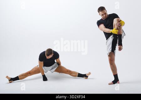 Due pugili uomini che combattono la boxe muay thai Foto Stock