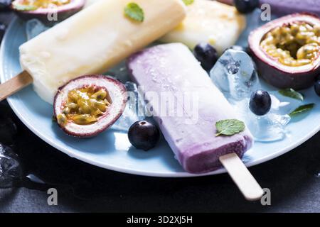 Una sana rinfrescante spuntino, fruttato ghiaccioli, dieta concetto Foto Stock