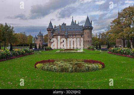 Il castello di de Haar (Kasteel de Haar) sorge sopra gli ampi e colorati giardini formali e il prato ben curato in una giornata nuvolosa a Haarzuilens Utrecht, Nether Foto Stock