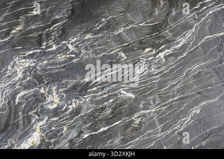 Roccia granitica sul taglio, colore grigio con strati chiari, texture di alta qualità Foto Stock