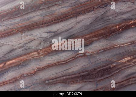 Immagine di alta qualità della struttura in pietra di quarzite con distintive striature rosse e grigie Foto Stock