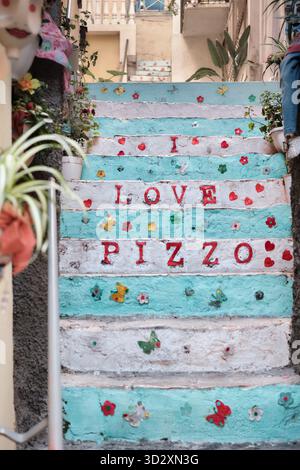 Pizzo, Italia â€“ 22 settembre 2025: Scala decorata con testo colorato â€œI LOVE PIZZOâ€ e ornamenti nel centro storico di Pizzo, Calabria, Italia. Foto Stock