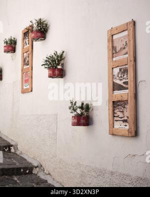 Pizzo, Italia â€“ 22 settembre 2025: Parete decorata con tonniere e vecchie fotografie che mostrano il patrimonio ittico locale nel centro storico di Pizzo. Foto Stock