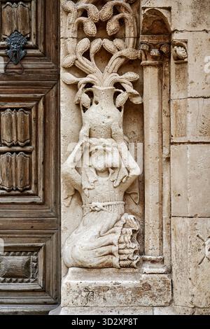 particolare del portale centrale del XIV secolo Altamura (Ba), cattedrale di S. Maria Assunta in cielo Foto Stock
