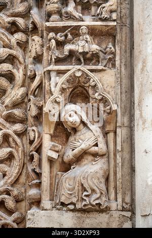 particolare della Vergine annunziata del portale centrale del XIV secolo Altamura (Ba), cattedrale di S. Maria Assunta in cielo Foto Stock