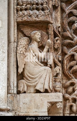 particelle dell'angelo annunziante del portale centrale del XIV secolo Altamura (Ba), cattedrale di S. Maria Assunta in cielo Foto Stock