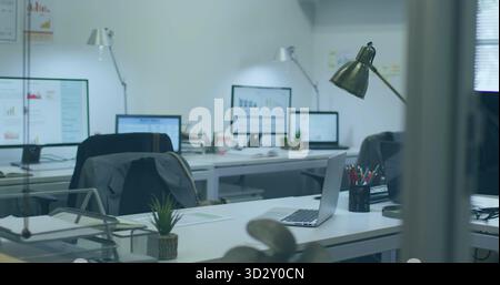 Scrivania bianca con laptop e portapenne in argento aperto in ufficio, con vaschetta Foto Stock