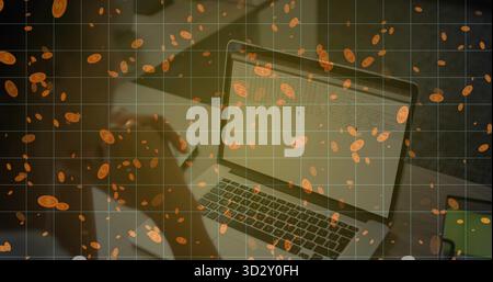 Donna di medie dimensioni che fa clic con il mouse, che analizza il codice in ufficio sul laptop alla scrivania, con monete e spazio per copiare Foto Stock