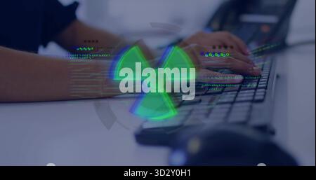 Donna che scrive indossando una camicia nera con tastiera sulla scrivania bianca, con sovrapposizione verde del simbolo di pericolo Foto Stock
