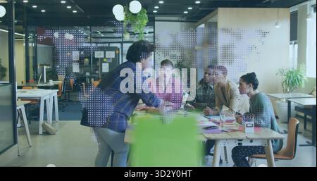 Donna ispanica pendente che presenta idee al tavolo da ufficio open space con laptop e tazze, spazio per copiare Foto Stock