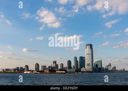 New York, New York, Stati Uniti. 17 ottobre 2014: Skyline di Jersey City con grattacieli sotto un cielo blu visto dal fiume Hudson. Foto Stock