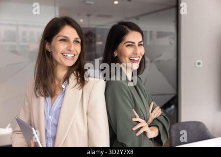 Due donne d'affari felici e di successo in posa per il ritratto del profilo aziendale Foto Stock