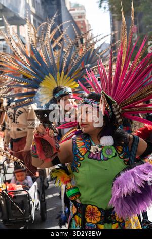 La quarta Parata annuale dei popoli indigeni di New York celebra la forza, la cultura e le tradizioni delle comunità indigene e indigene provenienti da tutte le Americhe. Foto Stock