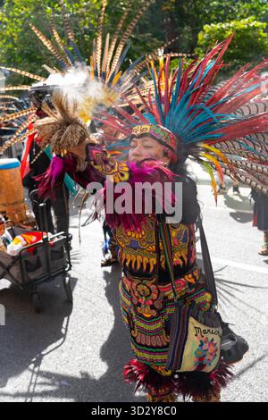 La quarta Parata annuale dei popoli indigeni di New York celebra la forza, la cultura e le tradizioni delle comunità indigene e indigene provenienti da tutte le Americhe. Foto Stock