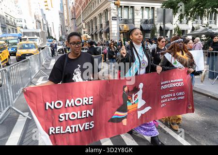 La quarta Parata annuale dei popoli indigeni di New York celebra la forza, la cultura e le tradizioni delle comunità indigene e indigene provenienti da tutte le Americhe. Foto Stock