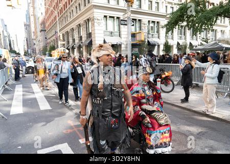 La quarta Parata annuale dei popoli indigeni di New York celebra la forza, la cultura e le tradizioni delle comunità indigene e indigene provenienti da tutte le Americhe. Foto Stock
