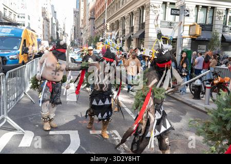 La quarta Parata annuale dei popoli indigeni di New York celebra la forza, la cultura e le tradizioni delle comunità indigene e indigene provenienti da tutte le Americhe. Foto Stock