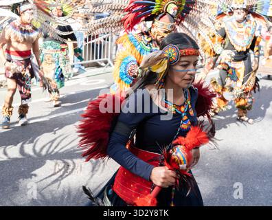La quarta Parata annuale dei popoli indigeni di New York celebra la forza, la cultura e le tradizioni delle comunità indigene e indigene provenienti da tutte le Americhe. Foto Stock