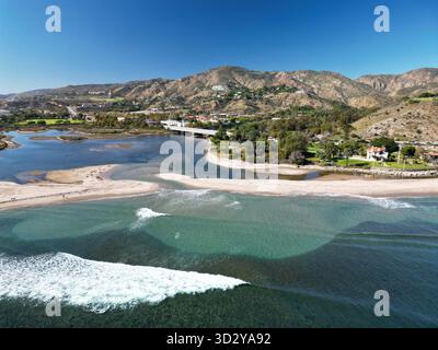 Vista aerea del Malibu Lagoon State Park lungo la costa meridionale della California in una giornata blu chiaro Foto Stock