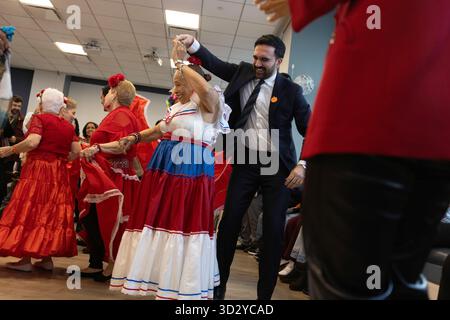 New York, NY, 31 ottobre 2025: Candidato sindaco, Zohran Mamdani, visita un centro comunitario a Lower Manhattan e interagisce con i membri. Foto Stock