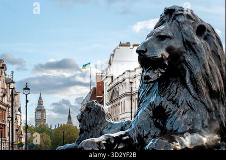Trafalgar Square Lions con Big ben sullo sfondo, con bandiera Ucraina Foto Stock