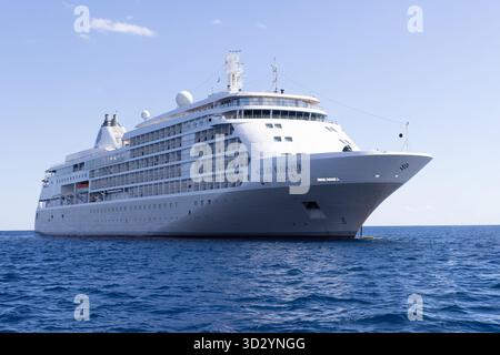Silver Whisper - nave da crociera della linea Silversea, crociera nel Mar Egeo in una soleggiata giornata estiva con cielo blu. Trasporti e viaggi. Foto Stock