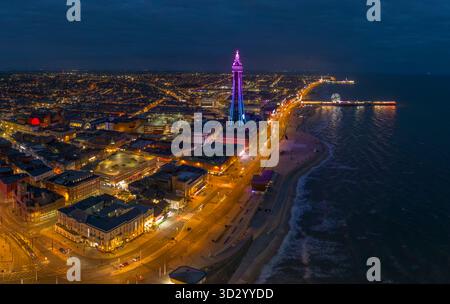 Vista aerea notturna della Blackpool Tower, della passeggiata e del Central Pier, Blackpool, Lancashire, Inghilterra. Foto Stock
