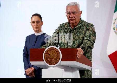 Città del Messico, Messico. 3 novembre 2025. Il presidente messicano Claudia Sheinbaum Pardo viene visto dietro mentre il ministro della difesa nazionale messicano, Ricardo Trevilla Trejo, parla dell'omicidio del sindaco di Uruapan, Carlos manzo Rodriguez, durante una conferenza stampa al Palazzo Nazionale. Il 3 novembre 2025, a città del Messico, Messico. (Foto di Luis Barron/Eyepix Group/Sipa USA) credito: SIPA USA/Alamy Live News Foto Stock
