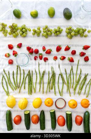 File di aceto fresco lavavano frutta e verdura asciugando su un asciugamano. Foto Stock