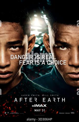 After Earth (2013) diretto da M. Night Shyamalan e interpretato da Jaden Smith, Will Smith e Sophie Okonedo. Un padre e un figlio atterrano su una pericolosa Terra abbandonata e devono lavorare insieme per sopravvivere e chiedere il salvataggio. SOLO PER L'USO EDITORIALE del poster STATUNITENSE. Crediti: BFA / Columbia Pictures Foto Stock