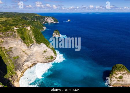 Vista aerea con drone delle splendide scogliere e dell'oceano turchese a Kelingking Beach Foto Stock