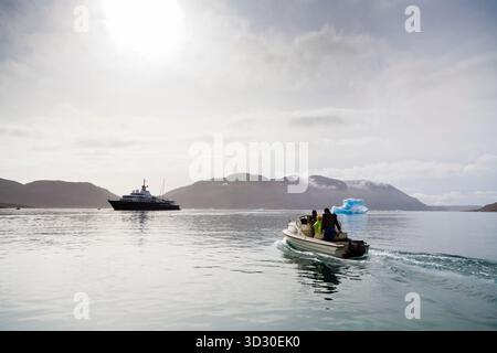 Luxury Yacht privato Le Grand Bleu nel fiordo fuori Narsaq, Groenlandia meridionale Foto Stock