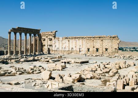Ampia vista del complesso del Tempio di bel nell'antica oasi di Palmira, che mostra il pronao, la cella e le rovine sparse nel deserto siriano Foto Stock
