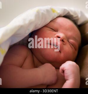 bambino di 3 ore che dorme al reparto maternità... Foto Stock