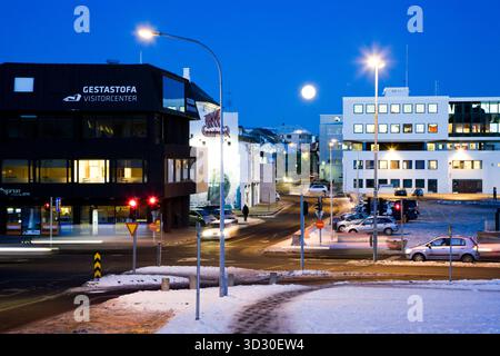 La luna piena sorge su Reykjavik in una fredda mattina d'inverno. Centro di Reykjavík, Islanda. Foto Stock