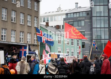 Reykjavik - Islanda, 6 marzo 2010: Persone manifestano ad Austurvollur il giorno del referendum per il rimborso del debito Icesave. Il referendum è stato una sconfitta Foto Stock