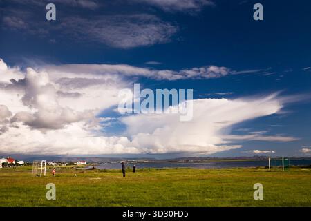Padre che gioca a calcio con i suoi due figli. Reykjavik Islanda. Foto Stock