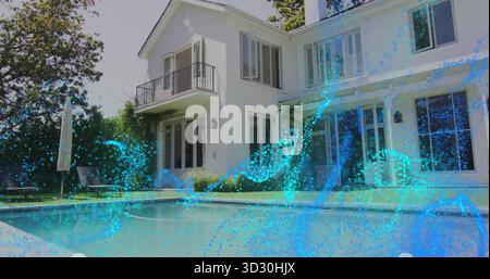 Casa a due piani in piedi nel cortile sul retro, che mostra la piscina con ombrello chiuso e sedie sotto le onde blu Foto Stock