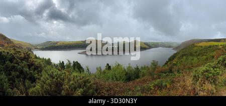 Vista panoramica della tempesta che attraversa il lago artificiale Llyn Clywedog nel Galles centrale Foto Stock