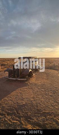 Auto d'epoca Studebaker 1932 arrugginita sulla storica Route 66 nel deserto dell'Arizona Foto Stock