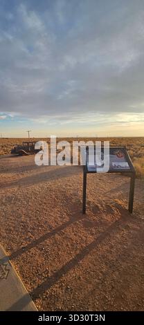 Vecchio relitto arrugginito della Studebaker lungo la leggendaria Route 66 in Arizona Foto Stock
