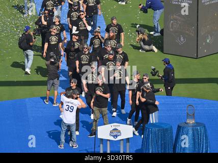 Los Angeles, Stati Uniti. 3 novembre 2025. I Los Angeles Dodgers arrivano per celebrare la vittoria delle World Series con i tifosi dopo una parata al Dodger Stadium di Los Angeles lunedì 3 novembre 2025. Foto di Jim Ruymen/UPI credito: UPI/Alamy Live News Foto Stock
