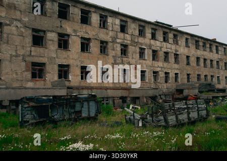 La città fantasma di Chukotka, Ugolnye Kopi, con edifici abbandonati nell'Estremo Oriente russo, un'ex città industriale si sentì in declino. Foto Stock