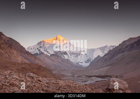La parete nord del Monte Everest vista dal monastero di Rongbuk. Molto spazio di copia per il testo Foto Stock